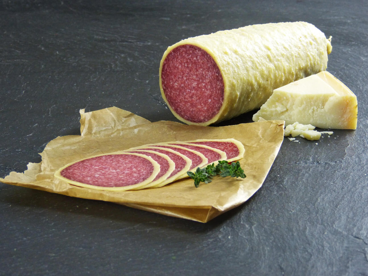 Salami im Käsemantel geschnitten