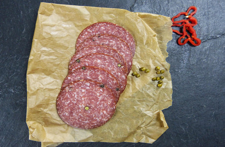 Pfeffersalami geschnitten