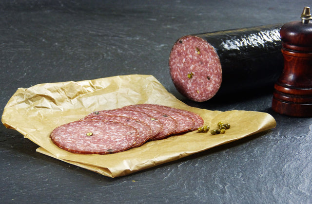 Pfeffersalami geschnitten