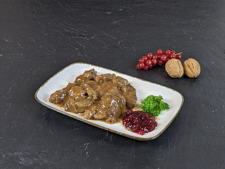 Hirschgulasch in Preiselbeer-Rotweinsauce