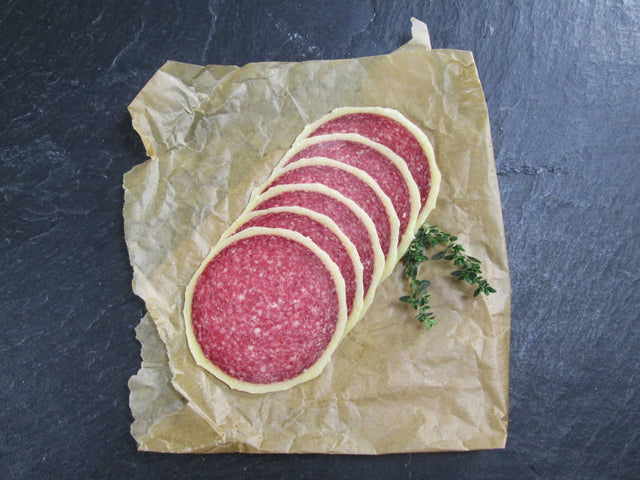 Salami im Käsemantel geschnitten